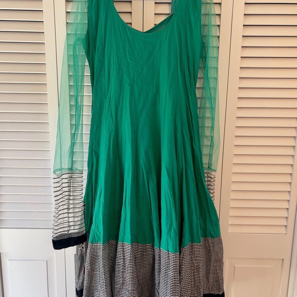 Traditional Embroidered Dress - Picture 5 of 12